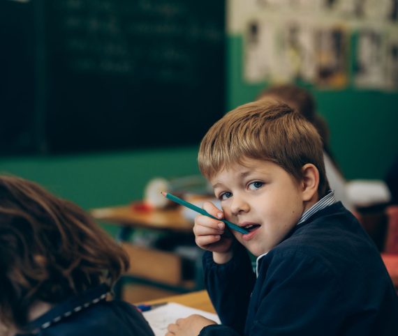 Enfant salle classe crayon papier